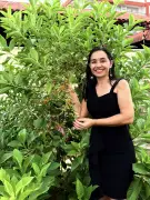 Servidora transforma terreno abandonado em jardim que atrai pássaros em Ji-Paraná