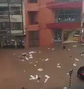 Temporal em Barbacena causa alagamentos e deixa um homem desaparecido