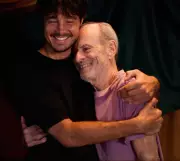 Tiago Iorc relança 'Troco likes' com convidados especiais para celebrar 10 anos do álbum