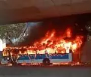 Traficantes incendeiam ônibus no centro do Rio em retaliação à operação do Bope