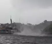 Tromba d'água assusta Manaus: vídeo mostra redemoinho destruindo barco no Rio Negro