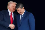 Trump ameaça adiar viagem à China e pressiona por reabertura do Estreito de Ormuz