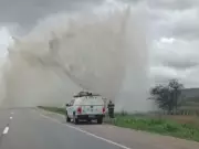 Vazamento massivo na BR-232 interrompe abastecimento de água em municípios do Agreste pernambucano