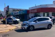 Viatura da Agetran em perseguição colide com carro em Campo Grande; motorista se fere levemente
