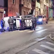 Viatura da Polícia Militar capota ao desviar de carro na contramão em São Paulo