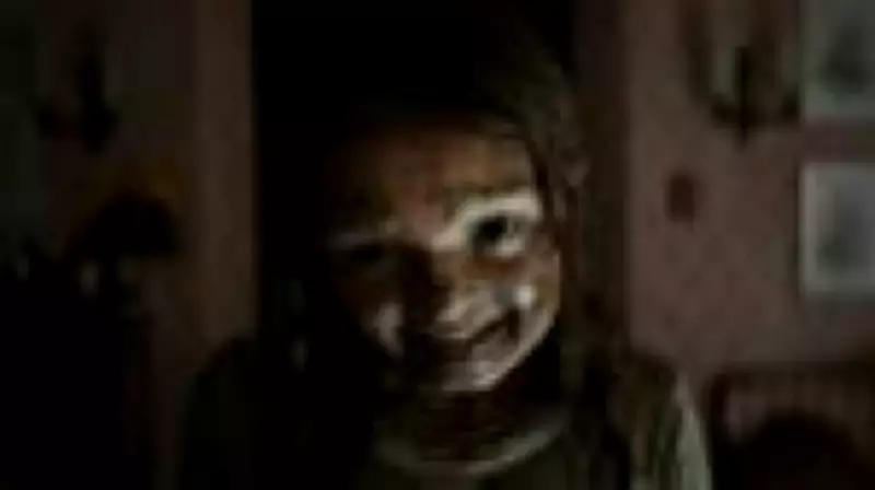 ‘A Maldição da Múmia’ diverte com violência, mas se perde entre terror e drama familiar