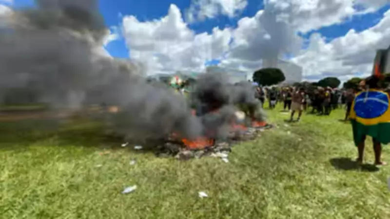 Acampamento Terra Livre: Bombeiros combatem incêndio iniciado por indígenas em Brasília