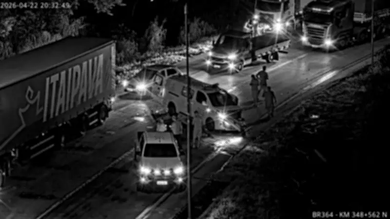 Acidente com carreta mata enfermeira e motorista do Samu em MT