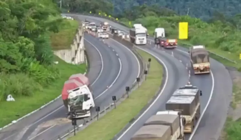Acidente entre caminhões interdita pista sentido litoral na BR-277 em Morretes