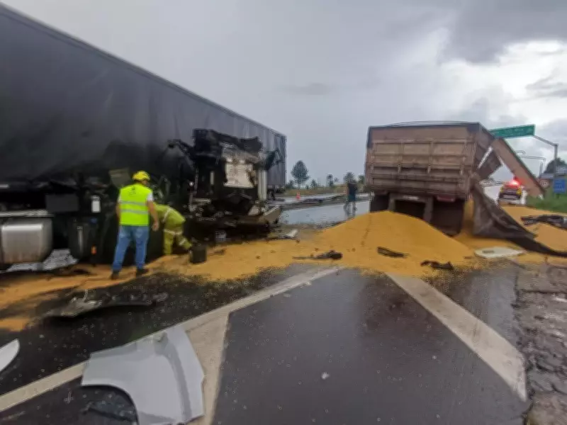 Acidente entre carretas interdita BR-376 em Ponta Grossa e deixa dois feridos graves