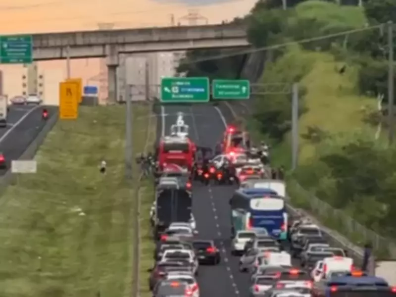 Acidente entre carro e moto interdita Rodovia Anhanguera em Campinas