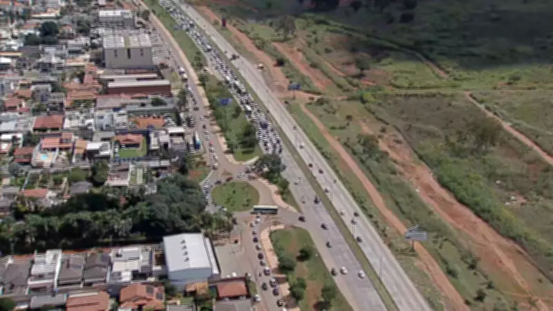 Acidente entre carro e moto na via Estrutural, no DF, causa congestionamento