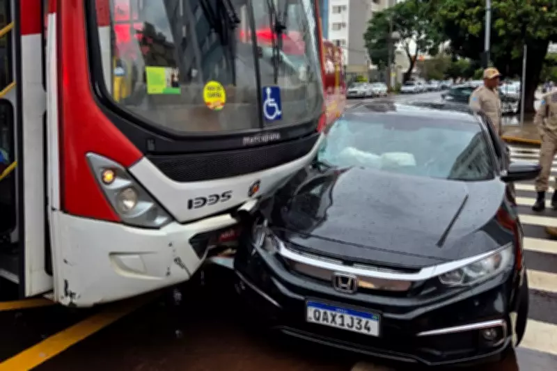 Acidente entre ônibus e carro deixa três feridos em Campo Grande