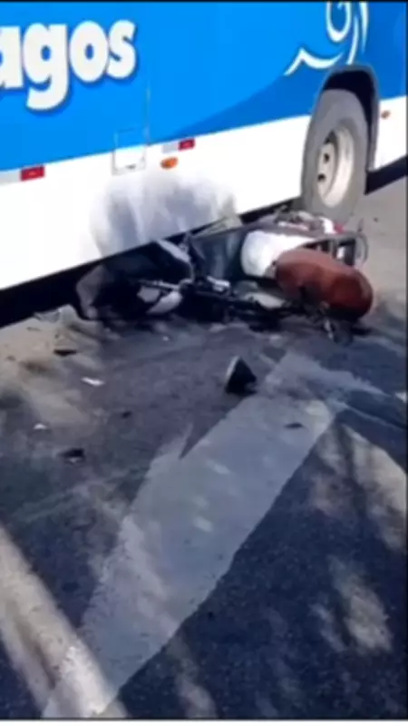 Acidente entre ônibus e moto elétrica deixa jovens feridas em Saquarema