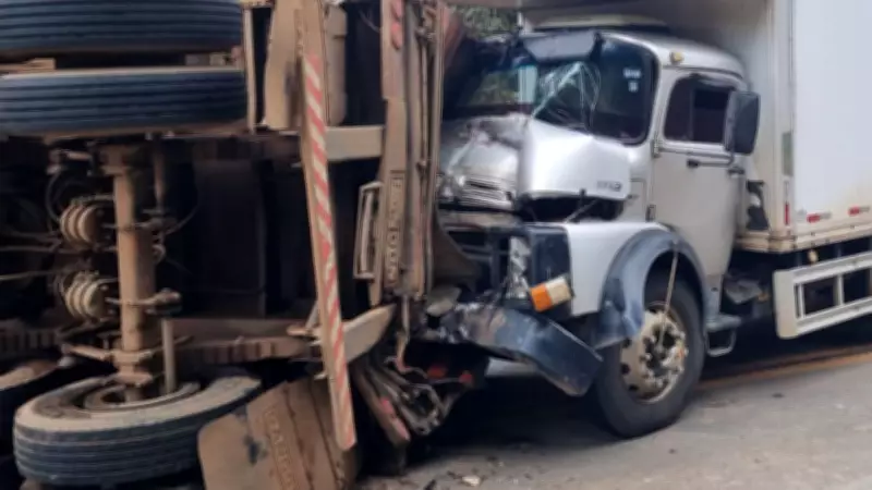 Acidente entre veículos de carga interdita trecho da BR-365 em Varjão de Minas