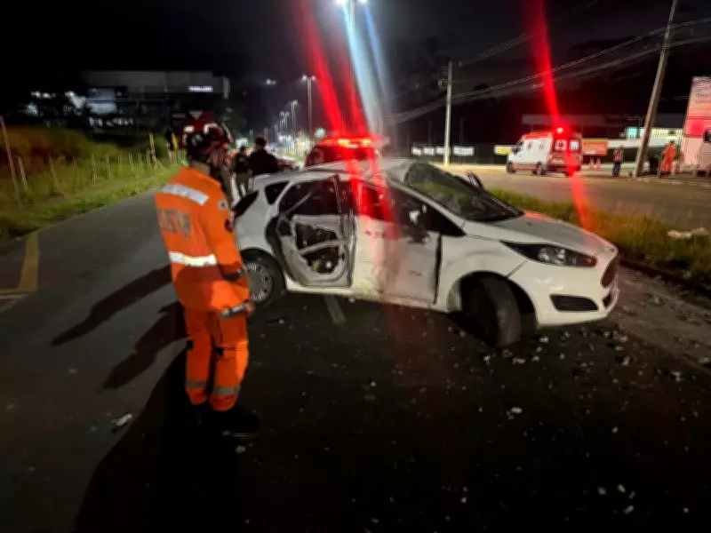 Acidente fatal em Juiz de Fora: homem morre e quatro ficam feridos após carro bater em poste
