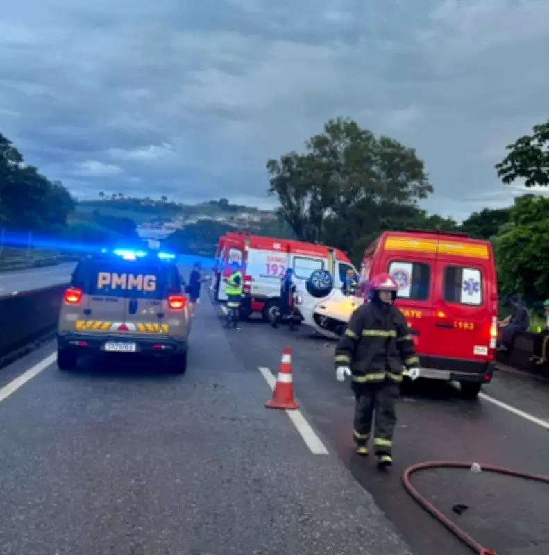 Acidente fatal na BR-040 em Barbacena: homem morre e dois ficam feridos após carro capotar