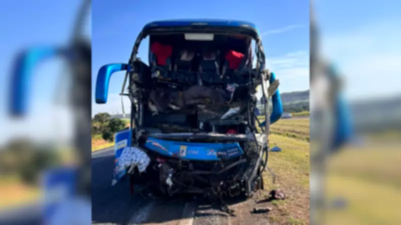 Acidente na BR-050 em Uberaba mata 2 e fere 38; ônibus e carreta arrastaram-se 70 m
