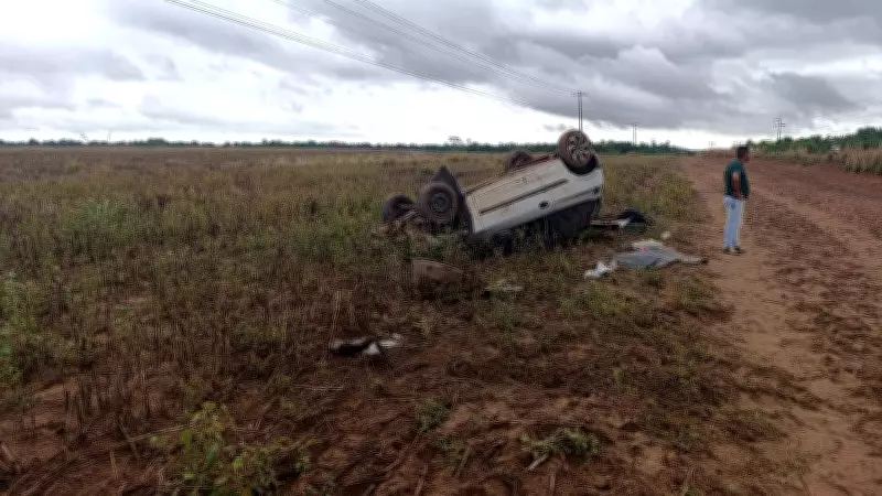 Acidente na RR-205 deixa três feridos após motorista desviar de buraco em Boa Vista