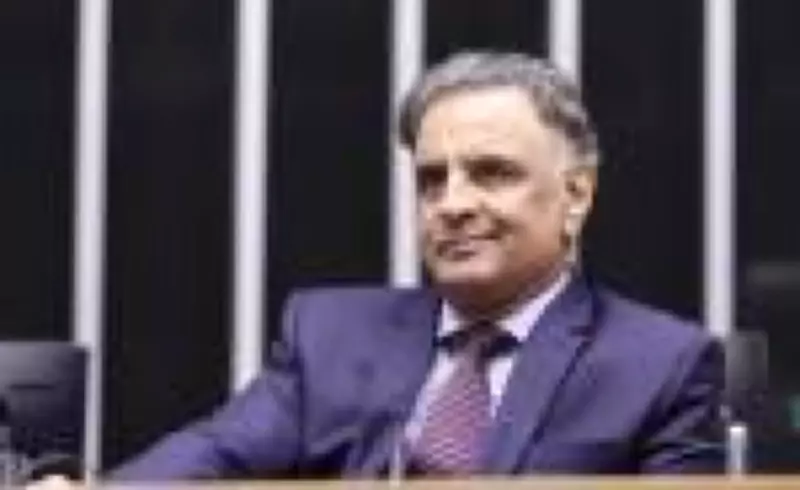 Aécio Neves busca articular terceira via para Presidência contra Lula e Flávio Bolsonaro