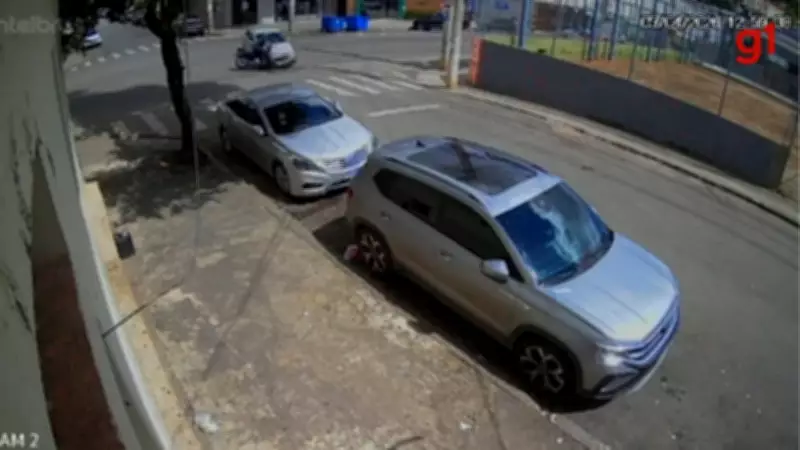 Adolescente fica ferido em colisão entre moto e carro em Caratinga