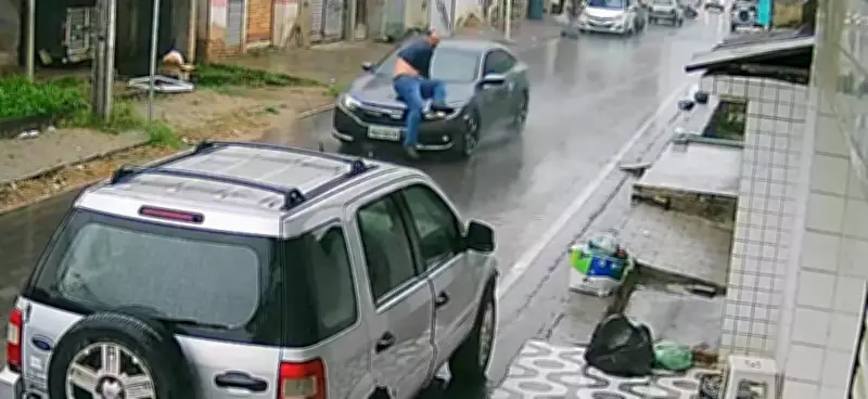 Advogada arrasta oficial de justiça no capô do carro em Caruaru