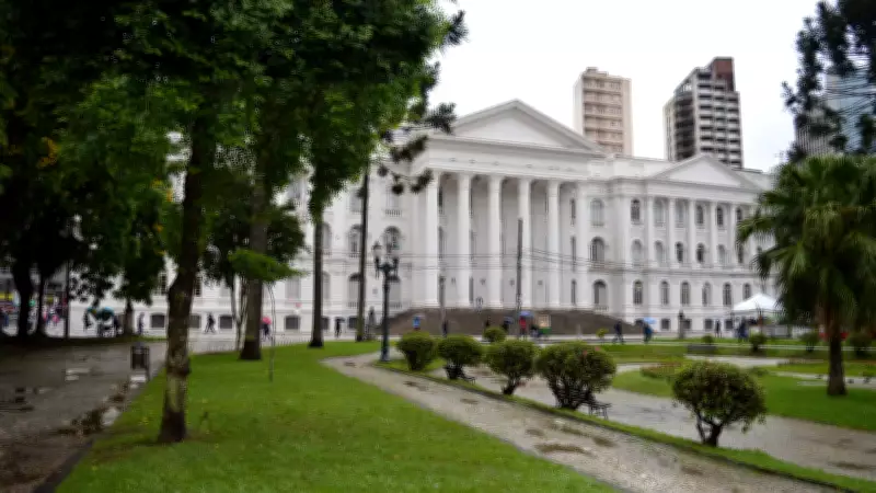 Aluna de medicina da UFPR descobre plano de estupro coletivo em grupo de WhatsApp