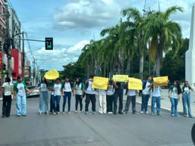 Alunos protestam contra afastamento de gestores em escola de Rio Branco após denúncias de assédio moral