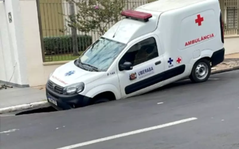 Ambulância é engolida por cratera após vazamento oculto em rua de Bauru