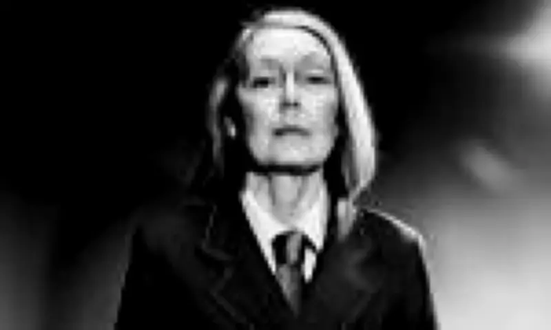Anne Carson: nova tradução de 'Vidro, Ironia e Deus' chega ao Brasil