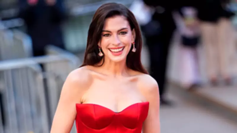 Anne Hathaway é eleita a pessoa mais bonita do mundo pela revista People em 2026