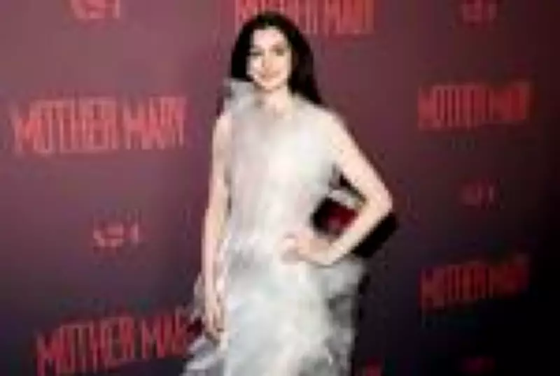 Anne Hathaway Redefine a Moda: Do 'Diabo Veste Prada' ao 'Method Dressing'
