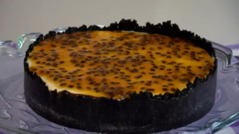 Aprenda torta de chocolate com maracujá do Chef JPB