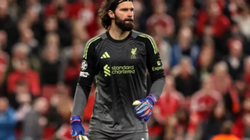 Arne Slot confirma ausência prolongada de Alisson Becker no Liverpool