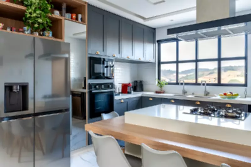 Arquitetura Clássica Atualizada: Como o Contraste e o Vidro Renovam Fachadas Sem Perder Elegância