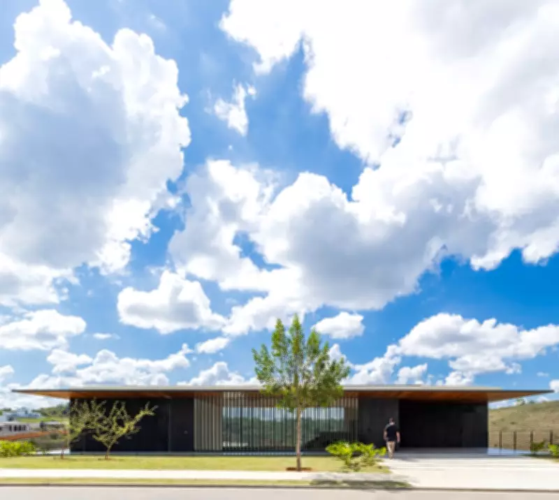 Arquitetura Contemporânea: Como Projetos em 'U' e Brises Unem Integração e Privacidade