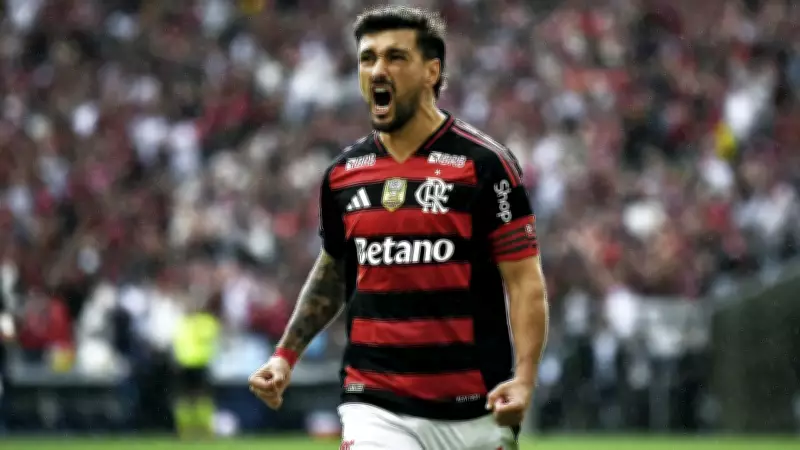 Arrascaeta fratura clavícula em jogo do Flamengo na Libertadores