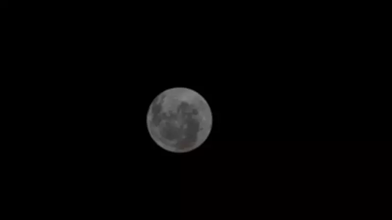 Artemis II atinge dois terços do caminho para a Lua e captura imagem histórica da Bacia Oriental