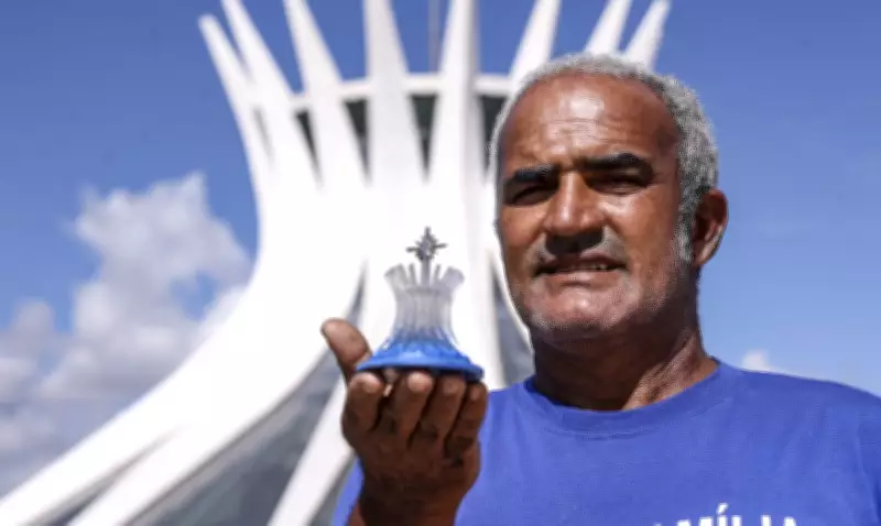 Artesãos de Brasília transformam monumentos em miniaturas e contam histórias de vida