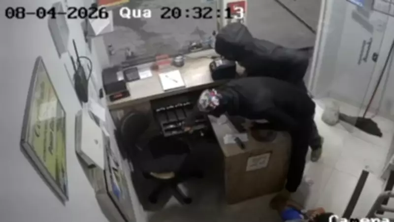 Assaltantes encapuzados rendem funcionários de posto de combustível em Patrocínio, MG