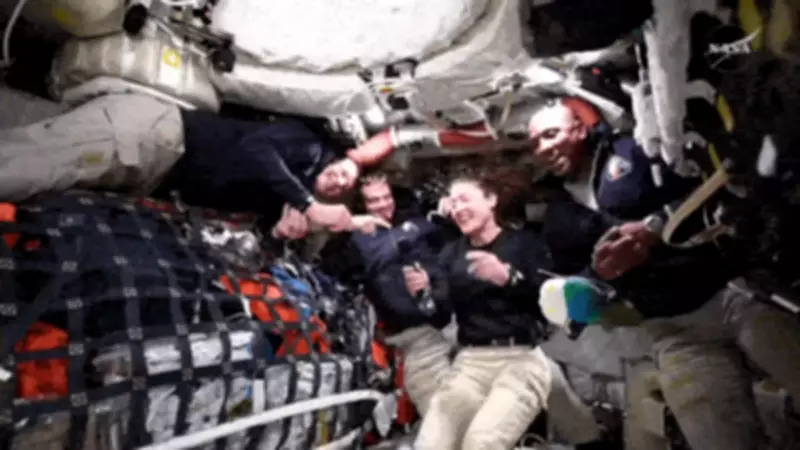 Astronauta se declara 'encanadora espacial' após resolver problema no banheiro da Artemis II