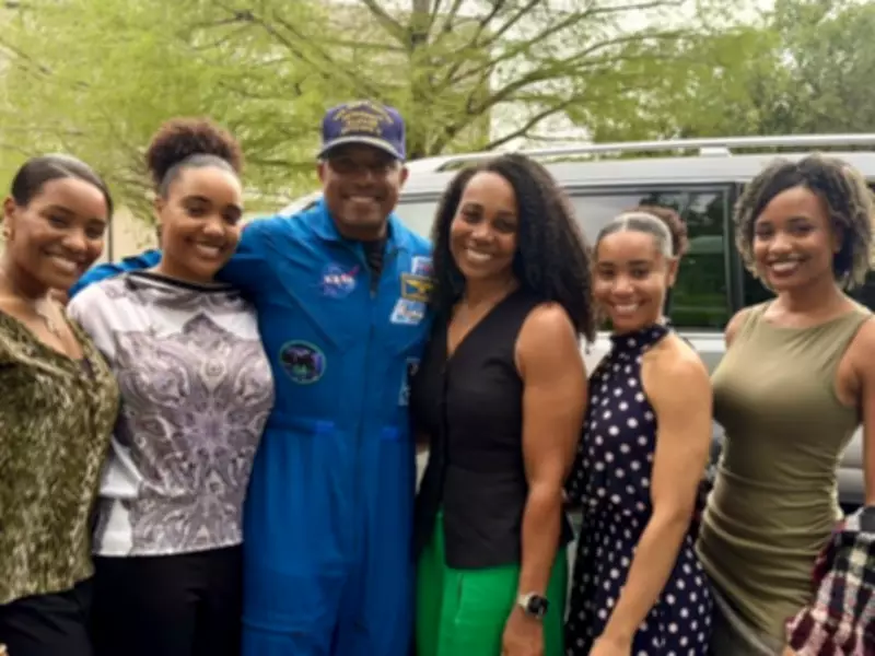 Astronauta Victor Glover celebra retorno histórico da missão lunar em redes sociais