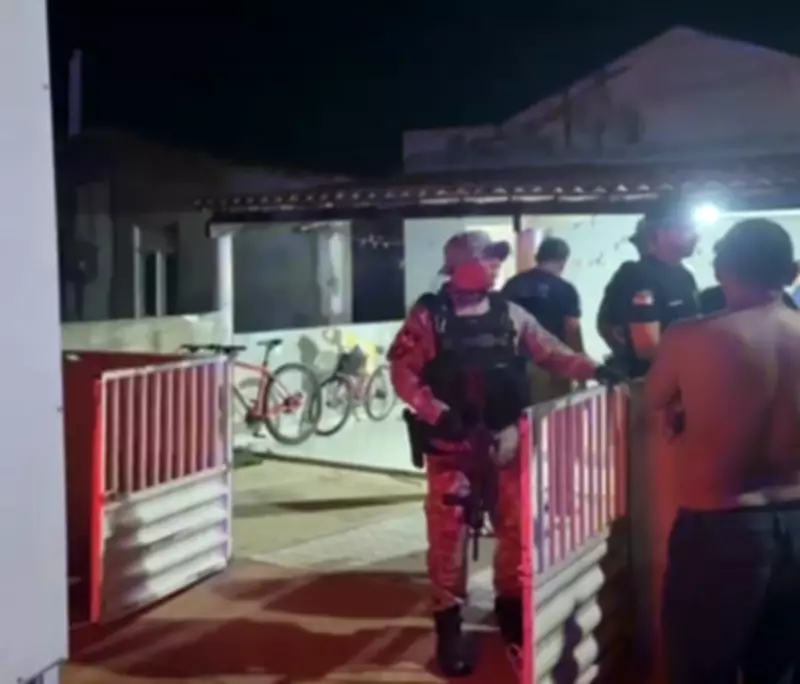 Ataque a tiros em Caraúbas deixa suspeito morto e casal ferido após invasão de residência