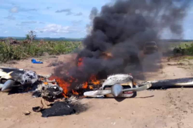 Avião bimotor cai e explode em estrada rural de Mato Grosso; vítimas são desconhecidas