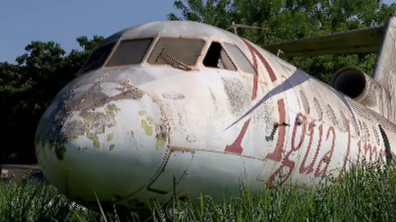 Avião soviético abandonado há 20 anos em Ribeirão Preto aguarda destino após impasse judicial
