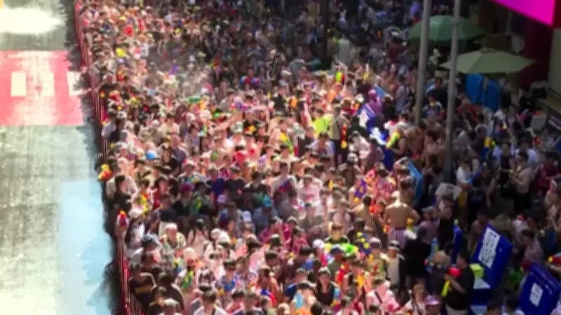Bangkok se transforma em campo de batalha aquático durante festividades do Songkran