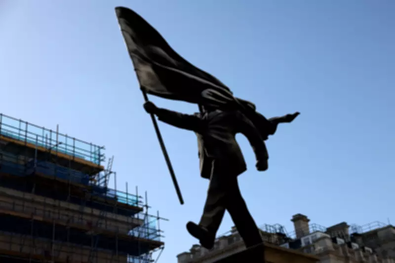 Banksy confirma autoria de estátua com bandeira no centro de Londres
