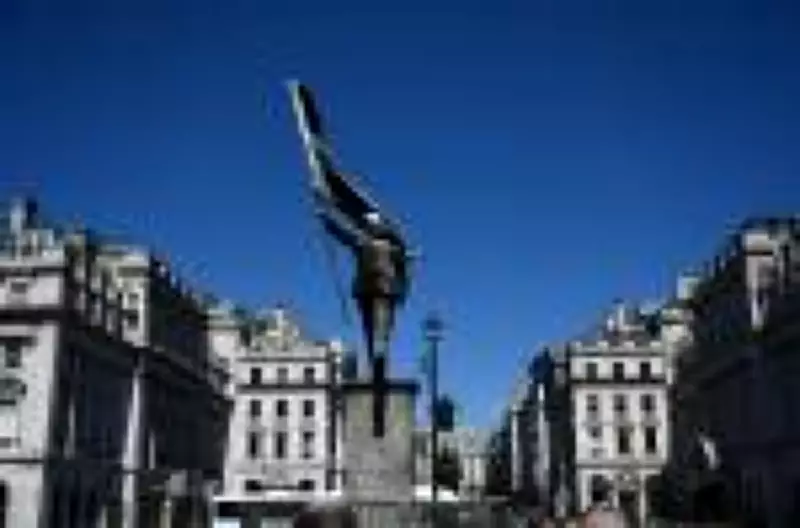 Banksy reivindica autoria de nova estátua instalada secretamente em Londres