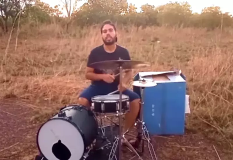 Baterista com autismo viraliza ao ensaiar no mato após denúncia de perturbação do sossego