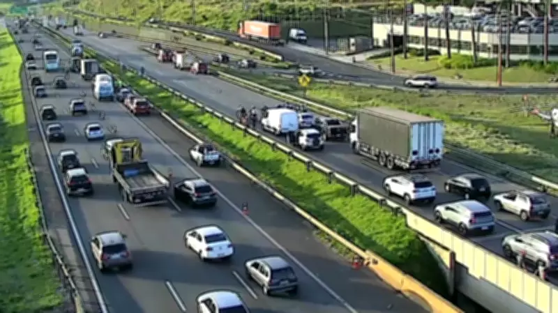 Batida entre caminhões interdita faixa da D. Pedro I em Campinas